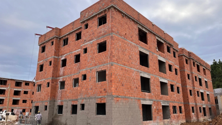 O Residencial Horto Florestal em São José já passou de 50% das obras e prevê entrega de 200 apartamentos pelo Minha Casa Minha Vida em janeiro de 2027.