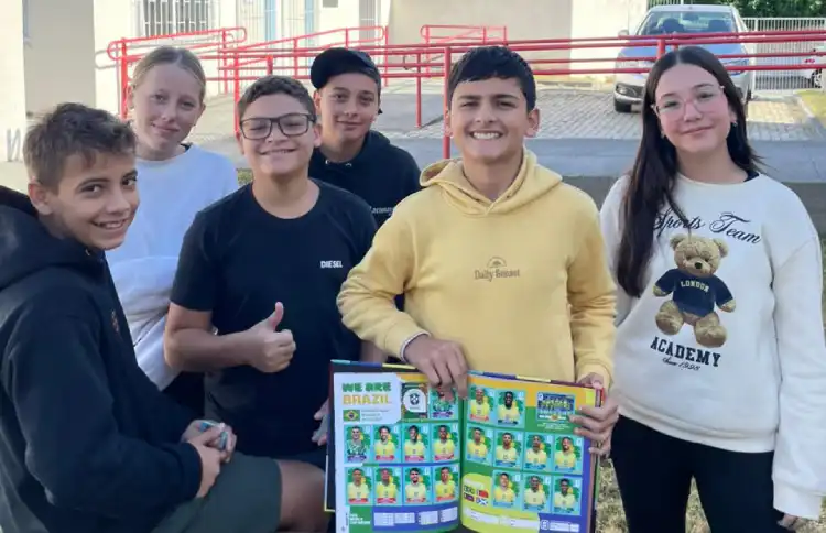 Álbum da Copa do Mundo 2026 une estudantes em Florianópolis Álbum da Copa do Mundo 2026 une estudantes em Florianópolis