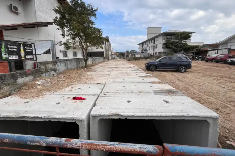 Macrodrenagem em Fazenda Santo Antônio avança com novas galerias de concreto e prepara área para receber calçadão e ciclovia em São José. Macrodrenagem em Fazenda Santo Antônio avança com novas galerias de concreto e prepara área para receber calçadão e ciclovia em São José.