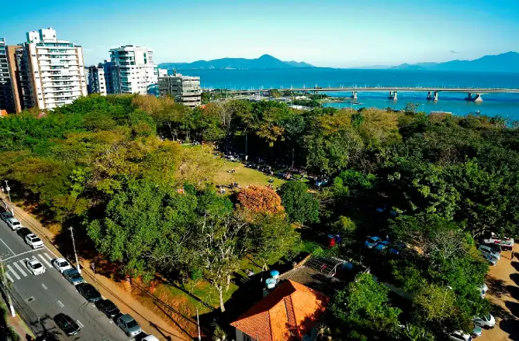 Nova Iluminação no Parque da Luz Transforma Segurança em Florianópoli Nova Iluminação no Parque da Luz Transforma Segurança em Florianópoli