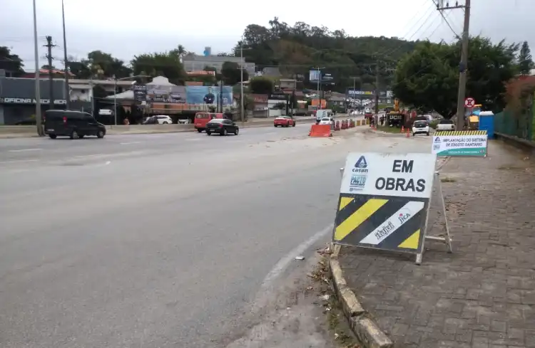 CASAN inicia obras de rede de esgoto em alça da SC-401, no João Paulo, com previsão de conclusão em agosto e trânsito em meia pista CASAN inicia obras de rede de esgoto em alça da SC-401, no João Paulo, com previsão de conclusão em agosto e trânsito em meia pista