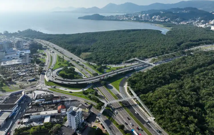 Começa a obra do novo elevado no CIC em Florianópolis, com investimento de R$ 33 milhões para ampliar faixas e reduzir o trânsito na região. Começa a obra do novo elevado no CIC em Florianópolis, com investimento de R$ 33 milhões para ampliar faixas e reduzir o trânsito na região.