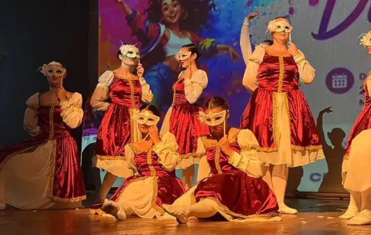 A 1ª Mostra Municipal de Dança reuniu 500 bailarinos em São José em um dia de arte, emoção e inclusão no Teatro Hermelinda Izabel Merize. A 1ª Mostra Municipal de Dança reuniu 500 bailarinos em São José em um dia de arte, emoção e inclusão no Teatro Hermelinda Izabel Merize.