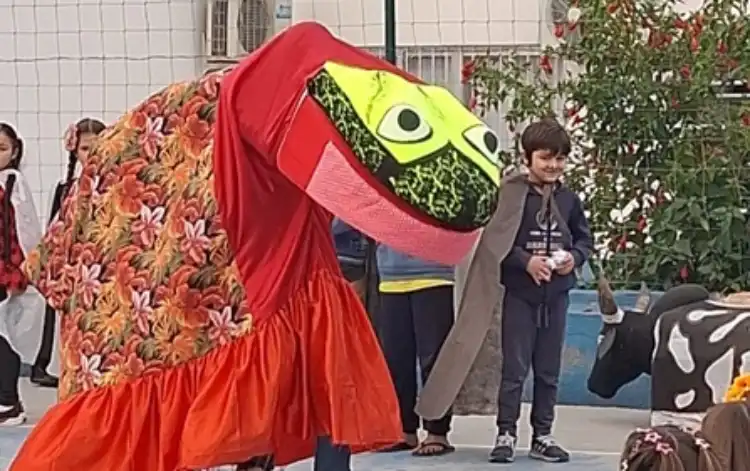 Alunos apresentam Boi de Mamão em Festa Junina escolar em SC, unindo cultura popular catarinense, atividades lúdicas e aprendizado pedagógico. Alunos apresentam Boi de Mamão em Festa Junina escolar em SC, unindo cultura popular catarinense, atividades lúdicas e aprendizado pedagógico.
