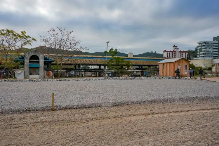 Prefeitura de Florianópolis inicia obras provisórias na Casa de Passagem Indígena do Saco dos Limões para acomodar famílias durante reforma de R$ 2,34 milhões. Prefeitura de Florianópolis inicia obras provisórias na Casa de Passagem Indígena do Saco dos Limões para acomodar famílias durante reforma de R$ 2,34 milhões.