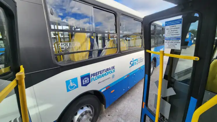 Novos ônibus "Bombadinhos" chegam ao Formiguinha com ar-condicionado e mais conforto para moradores do Maciço do Morro da Cruz em Florianópolis. Novos ônibus "Bombadinhos" chegam ao Formiguinha com ar-condicionado e mais conforto para moradores do Maciço do Morro da Cruz em Florianópolis.