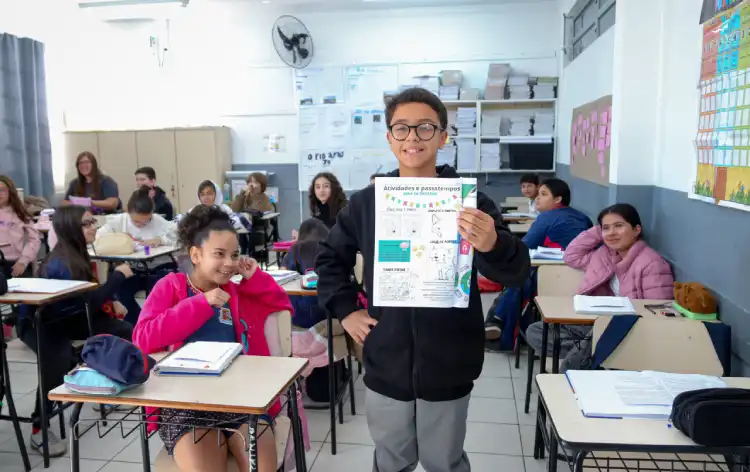 Alunos do CEM Escola do Mar, em São José, produzem jornal impresso e telejornal em projeto interdisciplinar que uniu leitura, escrita e tecnologia. Alunos do CEM Escola do Mar, em São José, produzem jornal impresso e telejornal em projeto interdisciplinar que uniu leitura, escrita e tecnologia.