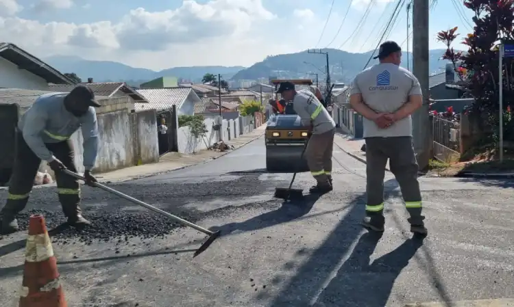 São José intensifica combate aos buracos com 4.306 reparos no semestre, atendendo os 27 bairros e priorizando vias de maior circulação. São José intensifica combate aos buracos com 4.306 reparos no semestre, atendendo os 27 bairros e priorizando vias de maior circulação.