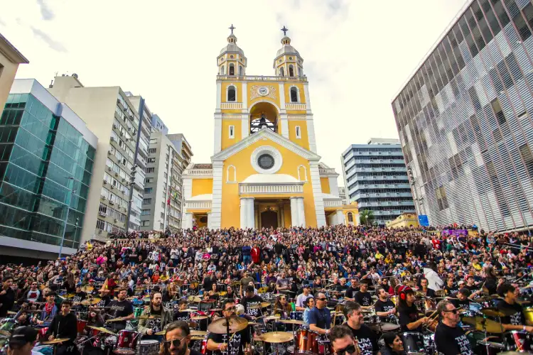 Saiba como será a 13° edição da Orquestra de Baterias no Largo da Catedral, com entrada gratuita e cerca de 500 bateristas. Saiba como será a 13° edição da Orquestra de Baterias no Largo da Catedral, com entrada gratuita e cerca de 500 bateristas.