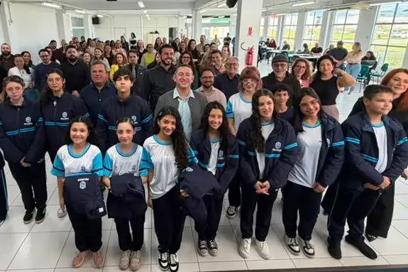 Palhoça distribui kits de uniformes completos para estudantes da rede municipal, promovendo igualdade, economia familiar e melhorias na educação pública.
