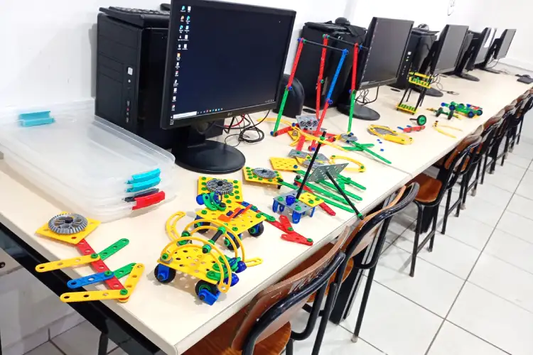 Robótica ganha espaço no CEM Santa Terezinha com kit Atto e apoio do Citesj, unindo tecnologia, criatividade e aprendizagem prática. Robótica ganha espaço no CEM Santa Terezinha com kit Atto e apoio do Citesj, unindo tecnologia, criatividade e aprendizagem prática.