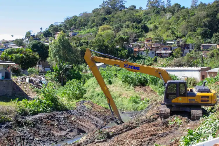 Prefeitura de São José realiza desassoreamento de córrego na Serraria para reduzir risco de alagamentos durante o período chuvoso em Santa Catarina. Prefeitura de São José realiza desassoreamento de córrego na Serraria para reduzir risco de alagamentos durante o período chuvoso em Santa Catarina.
