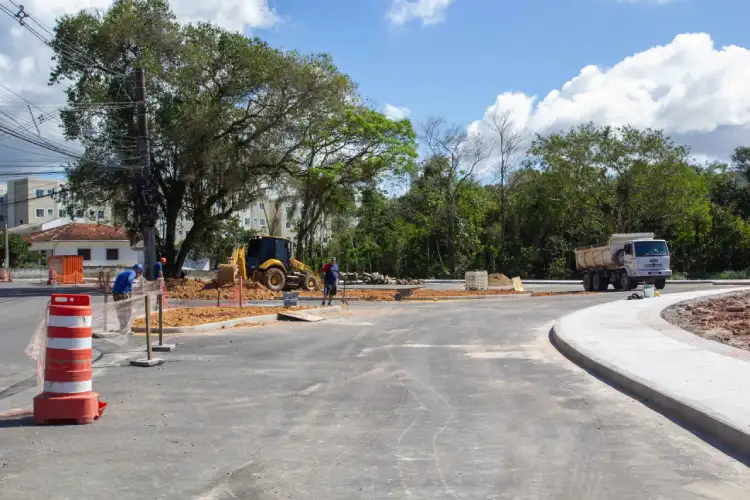 Nova rótula na Rua Antônio Jovita Duarte recebe asfalto, drenagem e sinalização em São José, com R$ 2,6 milhões investidos. Nova rótula na Rua Antônio Jovita Duarte recebe asfalto, drenagem e sinalização em São José, com R$ 2,6 milhões investidos.