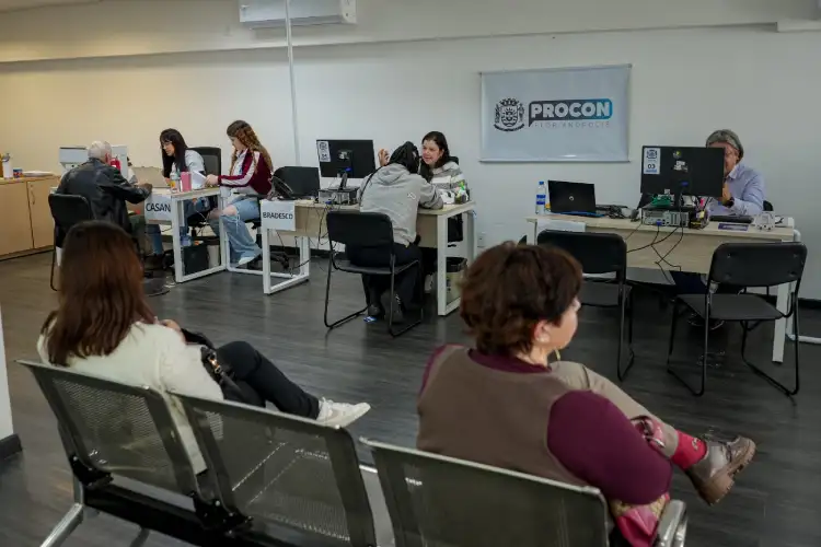 Mutirão do Procon renegocia 15 milhões em dívidas em Florianópolis, com cerca de mil atendimentos realizados em quatro dias de mobilização. Mutirão do Procon renegocia 15 milhões em dívidas em Florianópolis, com cerca de mil atendimentos realizados em quatro dias de mobilização.