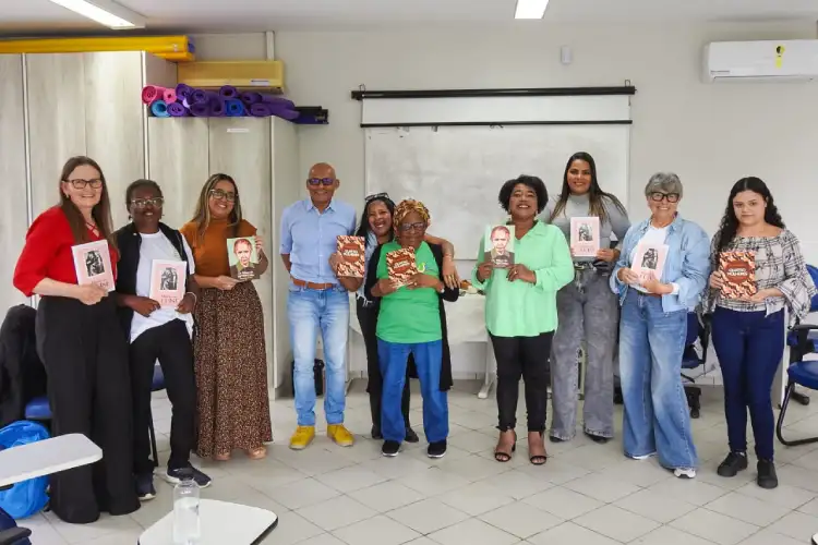 Mulheres da EJA transformam educação em autonomia na turma dos Carianos, em Florianópolis, reunindo gerações na busca pelo conhecimento. Mulheres da EJA transformam educação em autonomia na turma dos Carianos, em Florianópolis, reunindo gerações na busca pelo conhecimento.