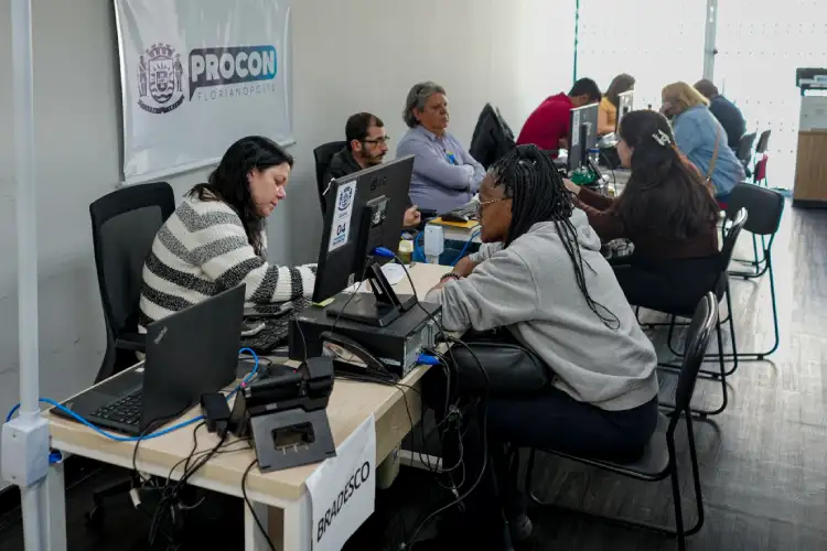Mutirão do Procon renegocia 15 milhões em dívidas em Florianópolis, com cerca de mil atendimentos realizados em quatro dias de mobilização.