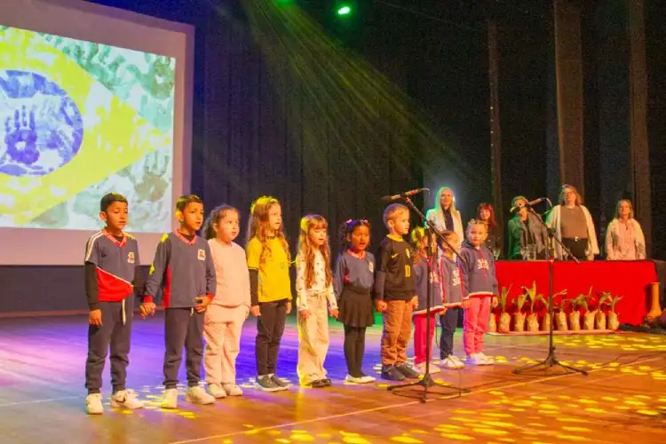 Educação em Movimento promove seminário em São José com cerca de três mil profissionais, práticas pedagógicas e entrega da Medalha Paulo Freire. Educação em Movimento promove seminário em São José com cerca de três mil profissionais, práticas pedagógicas e entrega da Medalha Paulo Freire.