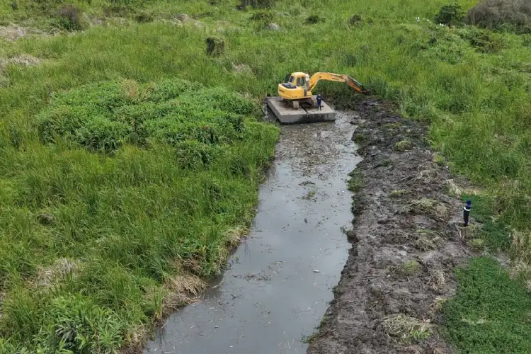 Prevenção: rio da Lagoinha recebe limpeza ampliada no Norte da Ilha, com trecho inédito atendido pela Prefeitura de Florianópolis. Prevenção: rio da Lagoinha recebe limpeza ampliada no Norte da Ilha, com trecho inédito atendido pela Prefeitura de Florianópolis.