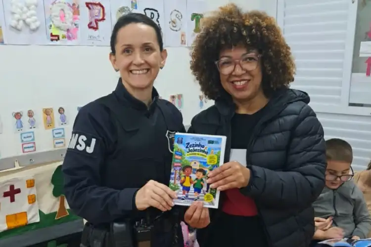 Guarda Municipal leva histórias sobre trânsito para as escolas de São José e ensina segurança, respeito e cidadania às crianças. Guarda Municipal leva histórias sobre trânsito para as escolas de São José e ensina segurança, respeito e cidadania às crianças.