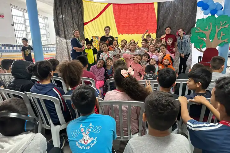 Hora do Conto integra literatura, teatro, música e conteúdos curriculares em atividade desenvolvida com estudantes do CEM São Luiz.