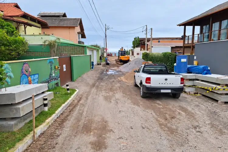 Rua das Corujas recebe drenagem e pavimentação no Campeche, com investimento de R$ 413 mil e prazo de seis meses para execução.