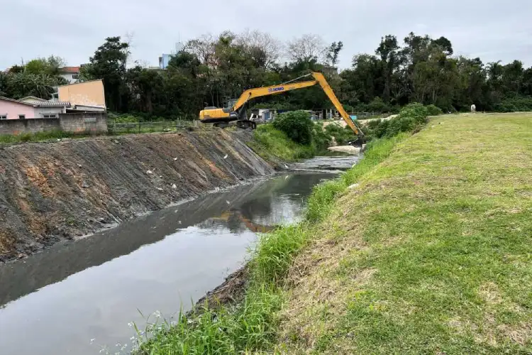 Serraria: prefeitura atua na prevenção aos desastres climáticos com limpeza de afluente do Rio Carolina antes das chuvas do El Niño. Serraria: prefeitura atua na prevenção aos desastres climáticos com limpeza de afluente do Rio Carolina antes das chuvas do El Niño.