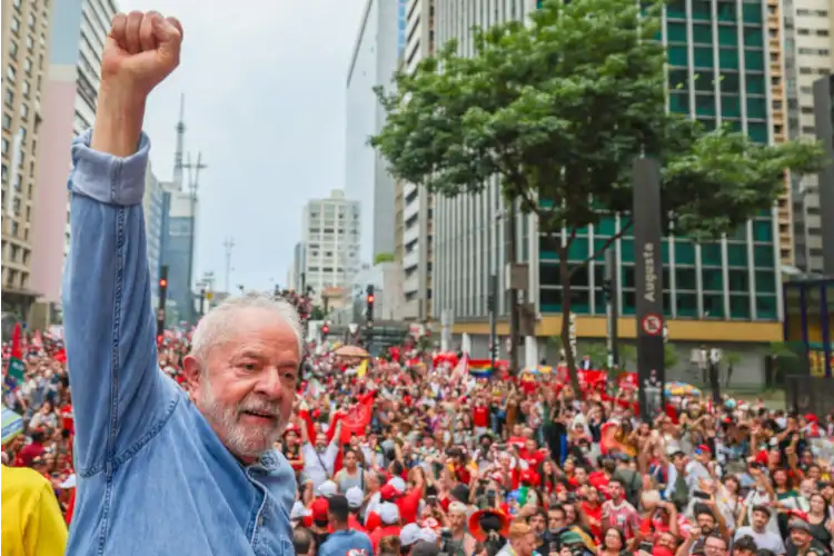 Lula é eleito presidente pela quarta vez após vencer Flávio Bolsonaro no segundo turno das eleições de 2026. Lula é eleito presidente pela quarta vez após vencer Flávio Bolsonaro no segundo turno das eleições de 2026.