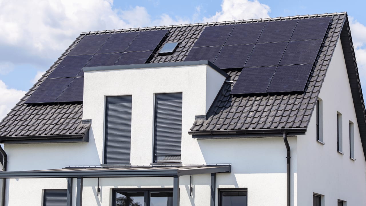 Einfamilienhaus mit PV-Anlage.