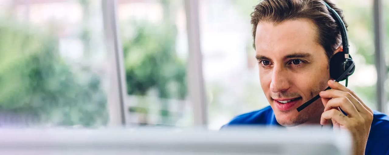 Kundenservice-Mitarbeiter am Computer mit Headset
