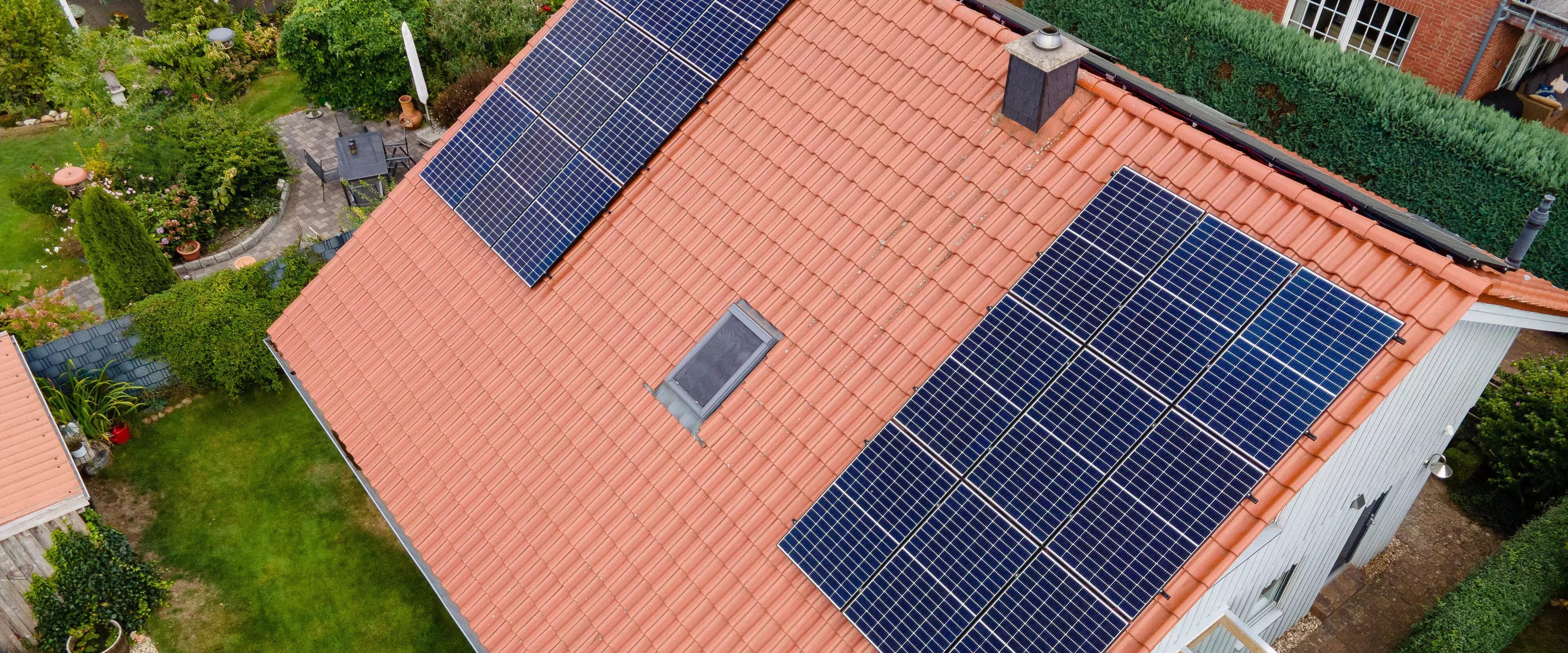 Einfamilienhaus mit PV-Anlage auf dem Dach