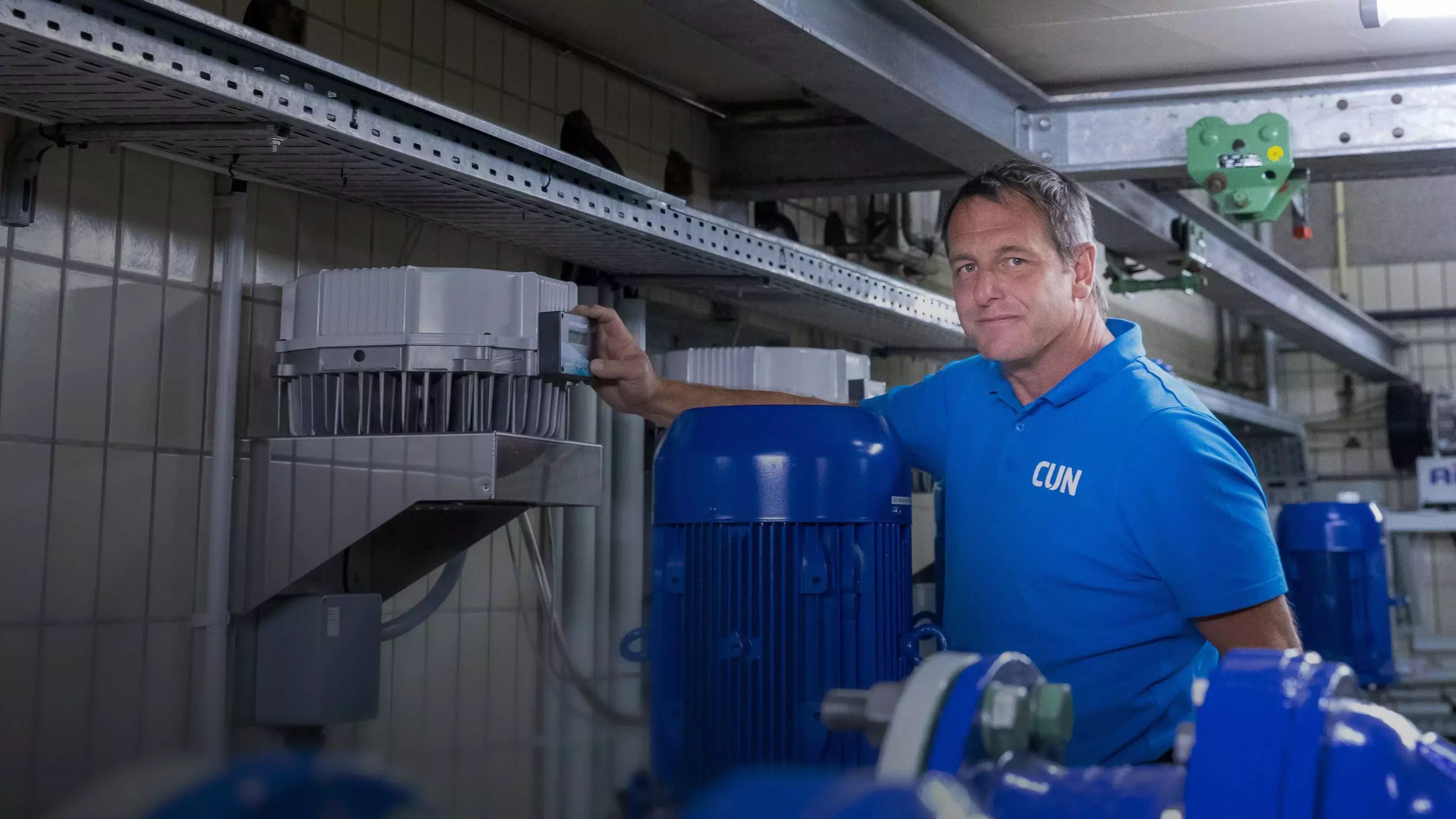 Arbeiter stellt Druckerhöhungsanlage für Trinkwasser ein