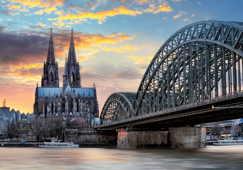 Kölner Dom am Abend.