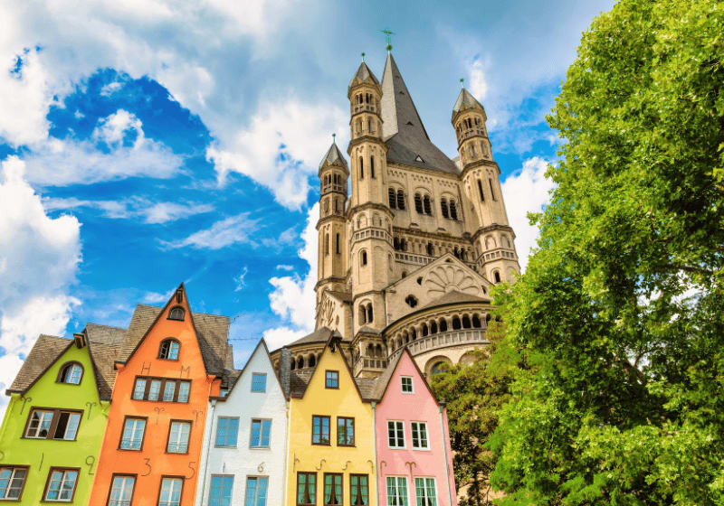 Bunte Häuser und Kirche in Köln.