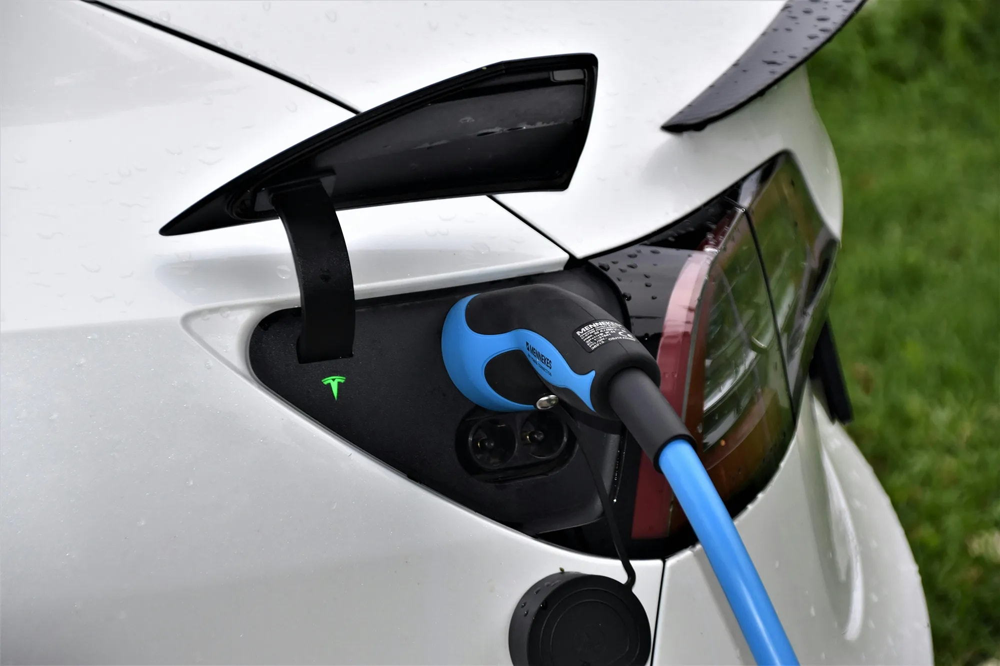 Elektro-Auto lädt über Wallbox