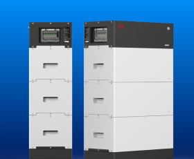 Zwei Batteriespeicher der Marke BYD.