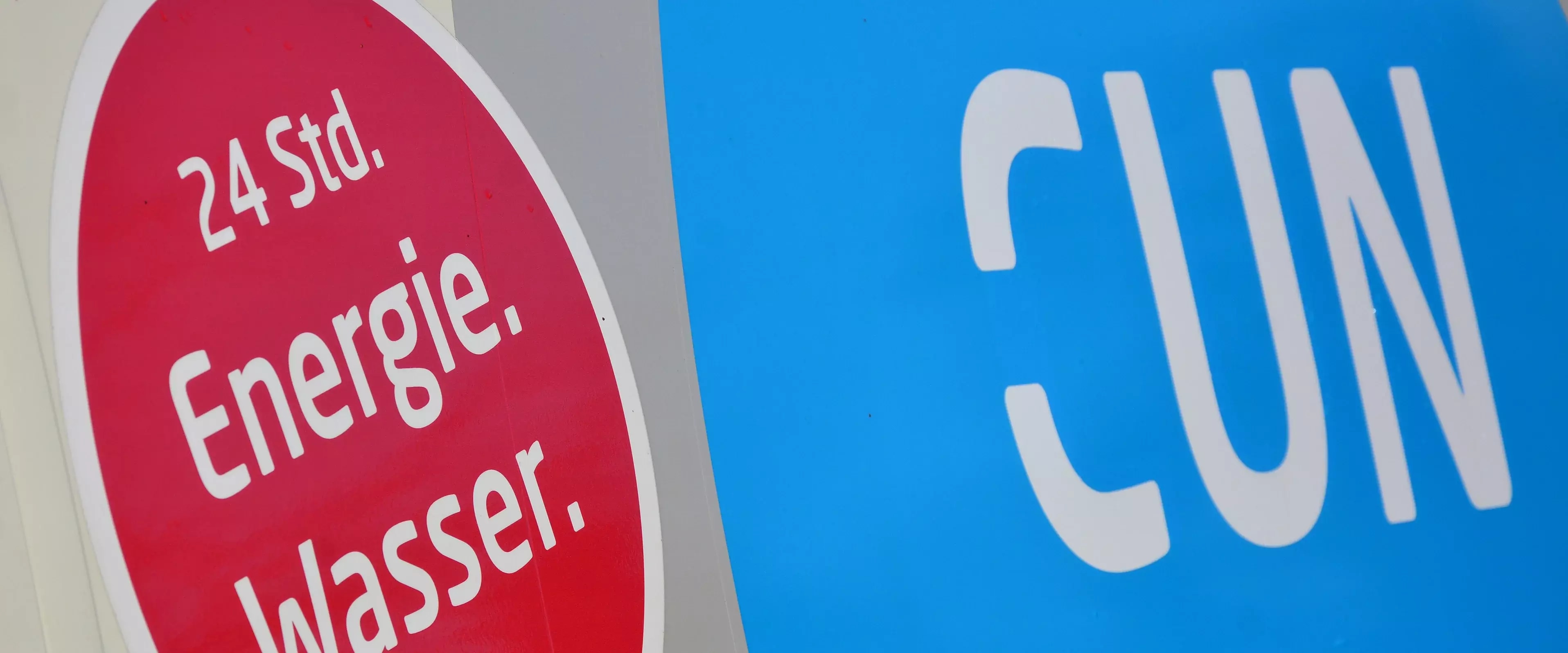 Nahaufnahme der Beschriftung eines CUN-Fahrzeugs
