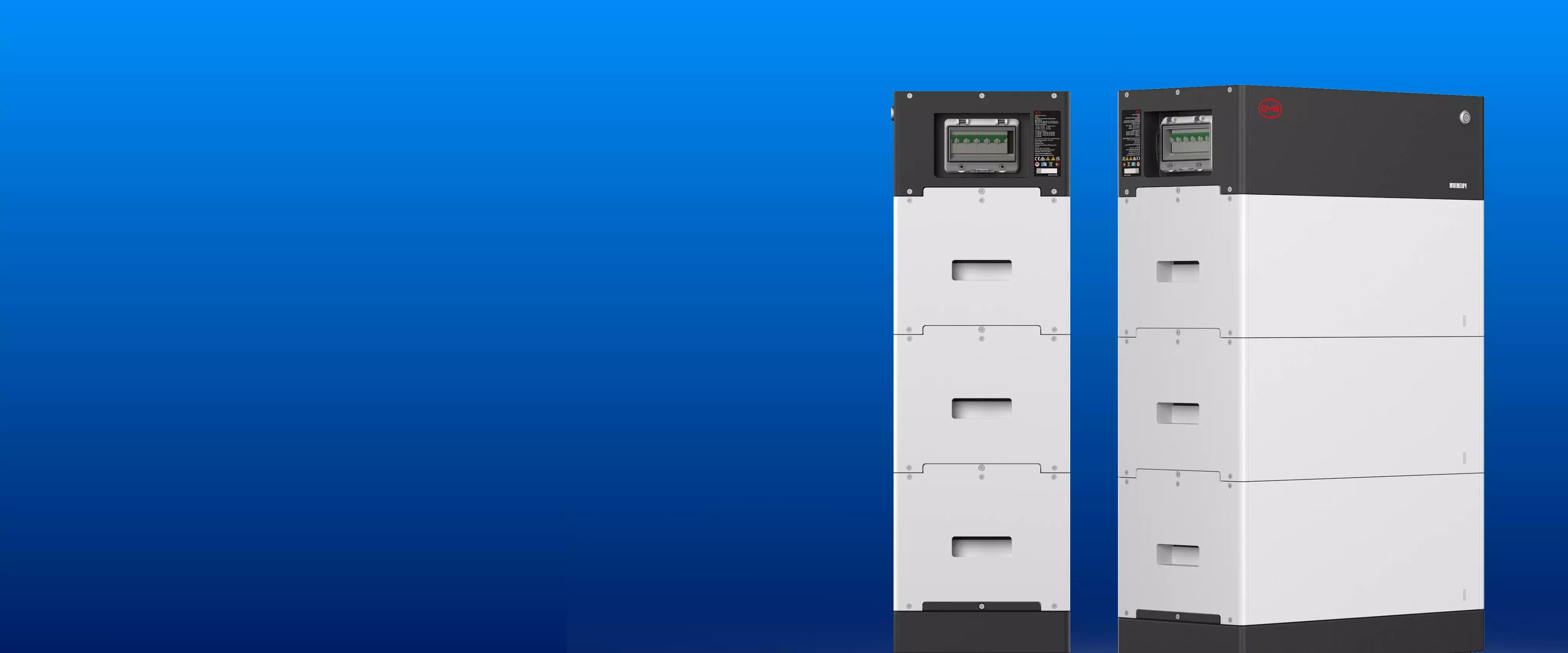Zwei weiße Energiespeicher-Module mit schwarzem oberen Segment vor blauem Farbverlauf-Hintergrund – moderne Technik für Stromspeicherung im privaten oder gewerblichen Bereich.