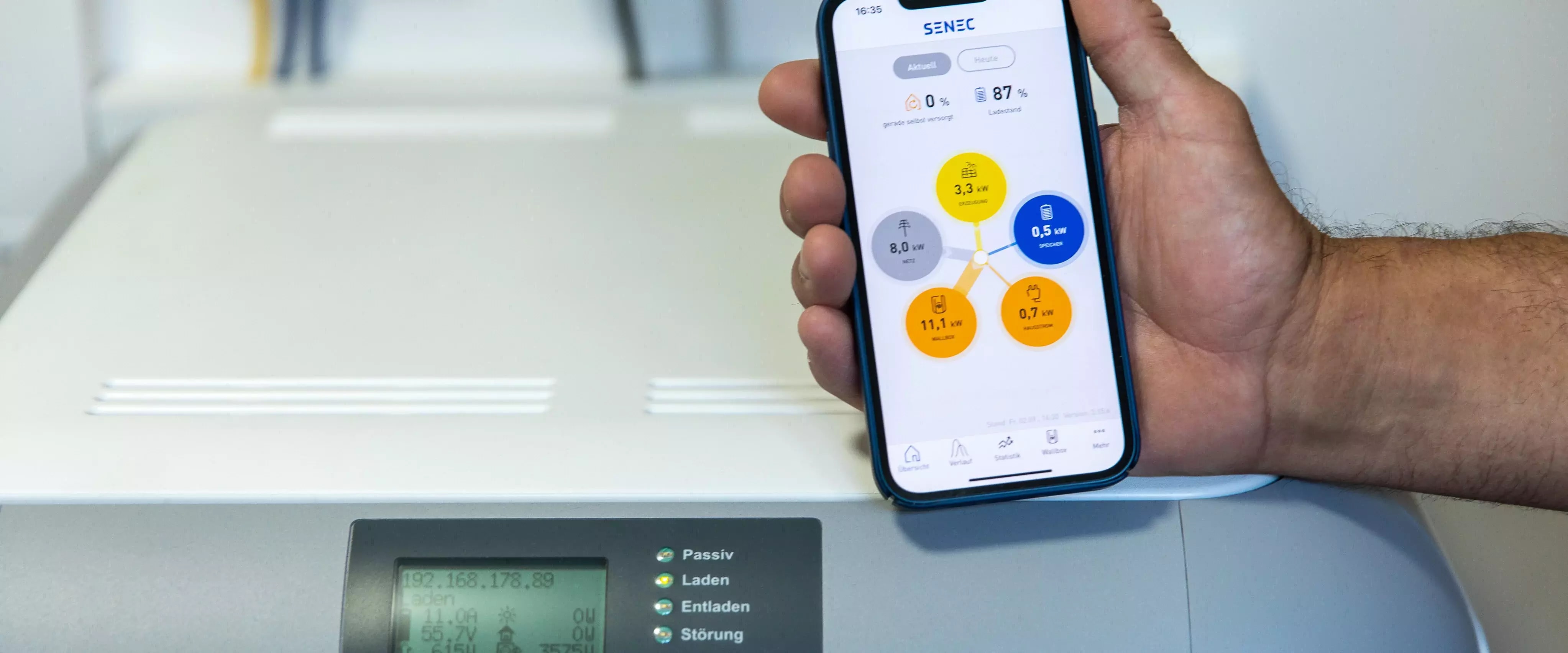 Batteriespeicher und Handy mit SENEC-App