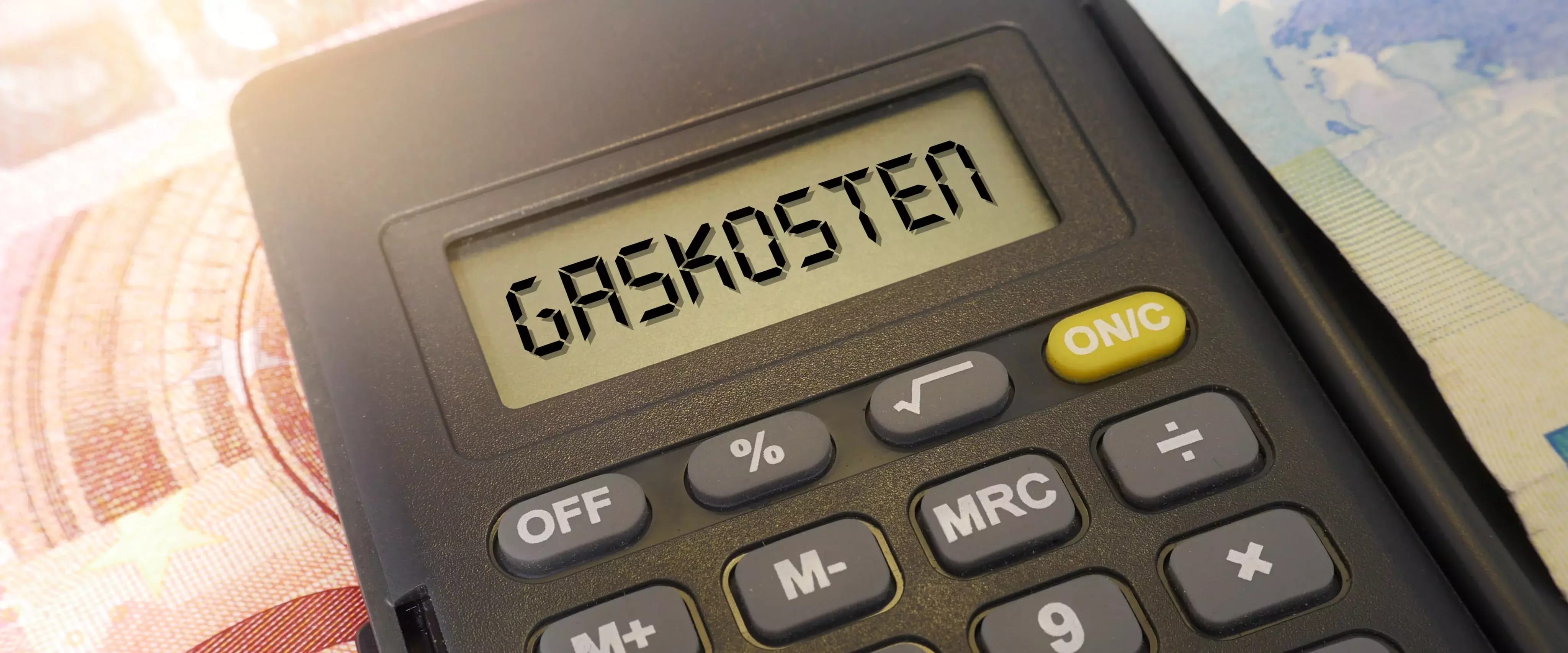 Taschenrechner, der auf dem Display Gaskosten anzeigt