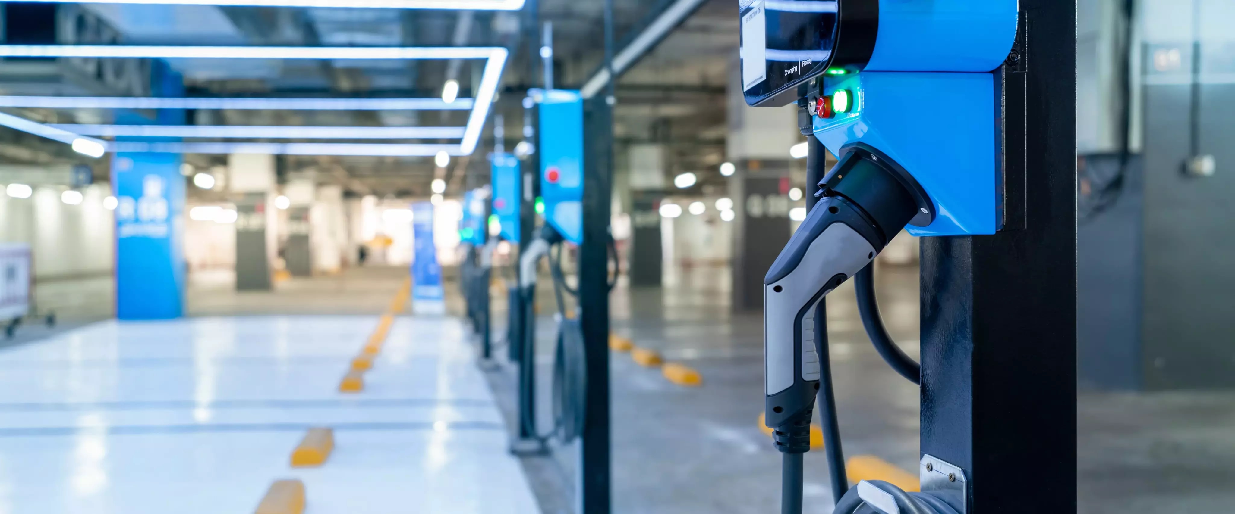 Tiefgarage mit mehreren SVO Ladestellen für Elektroautos.