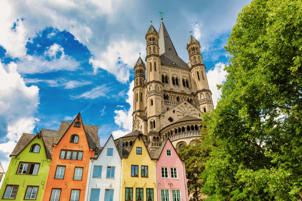 Kölner Innenstadt mit bunten Häusern.