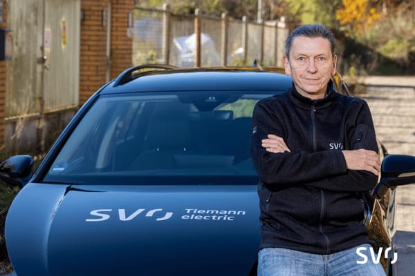 SVO Experte Ulrich Schmidke vor dem Dienstfahrzeug.