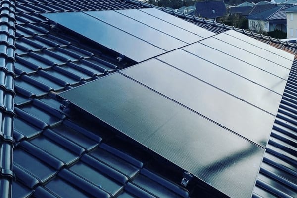 Eine PV-Anlage auf dem Dach eines Hauses.