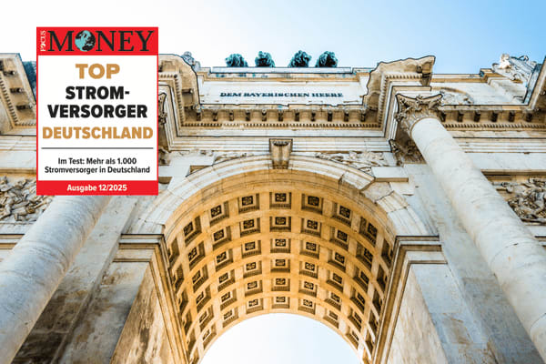 FOCUS MONEY Siegel ‚Top Stromversorger Deutschland‘, kombiniert mit Blick auf das Münchner Siegestor.