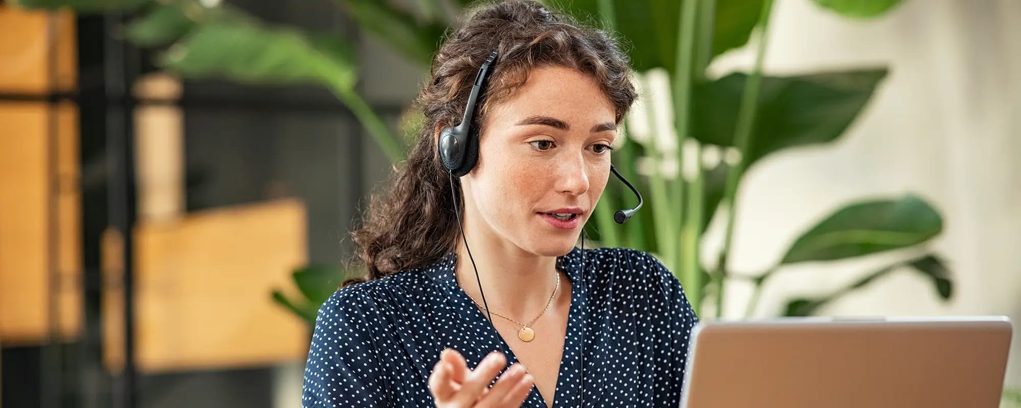 Kundenservice-Mitarbeiterin telefoniert mit Headset