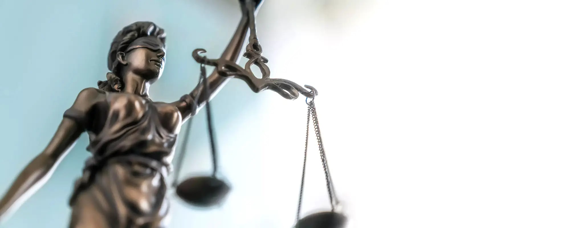Bronzefigur der Justitia