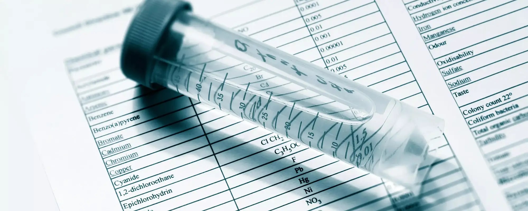 Probenröhrchen auf den Analyseergebnissen