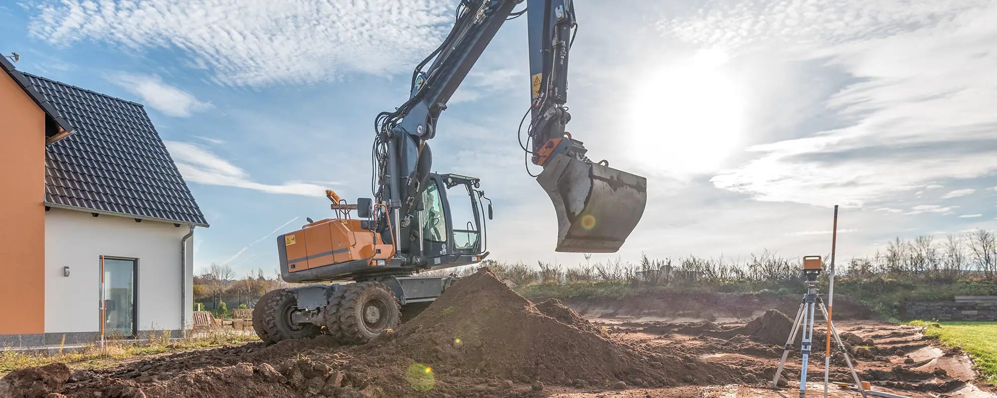 Bagger beim Erdaushub während des Hausbaus
