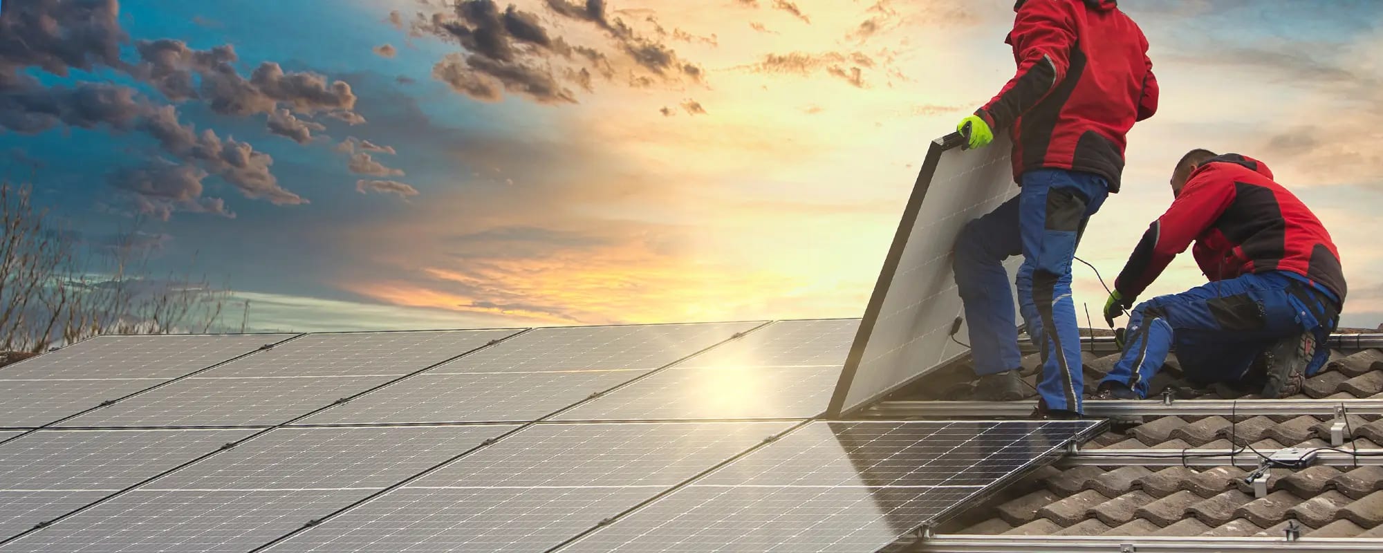 Installateure montieren eine Photovoltaikanlage