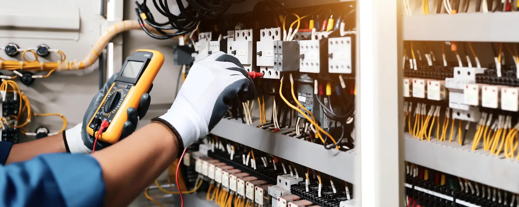 Elektriker mit Phasenprüfer